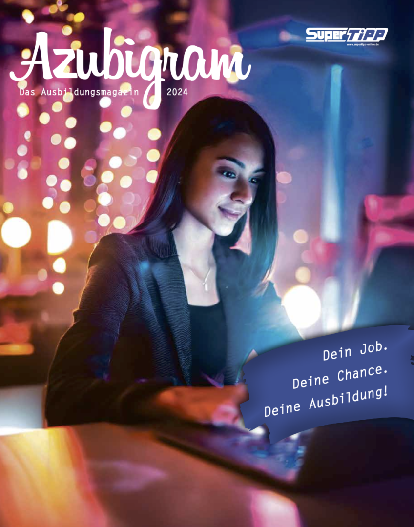 Frau bei Computer, Ausbildungsmagazin Cover 2024