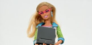 Barbie-Puppe mit Laptop und Brille.