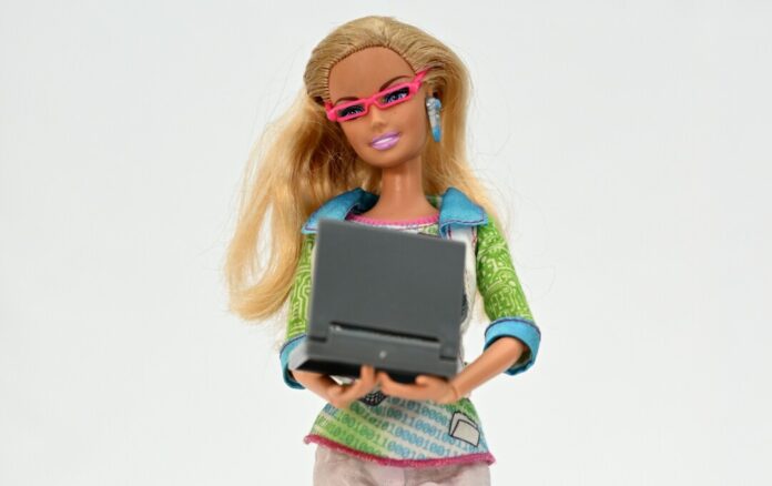 Barbie-Puppe mit Laptop und Brille.