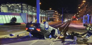 Der Wagen überschlug sich und blieb auf dem Dach liegen. Foto: Polizei