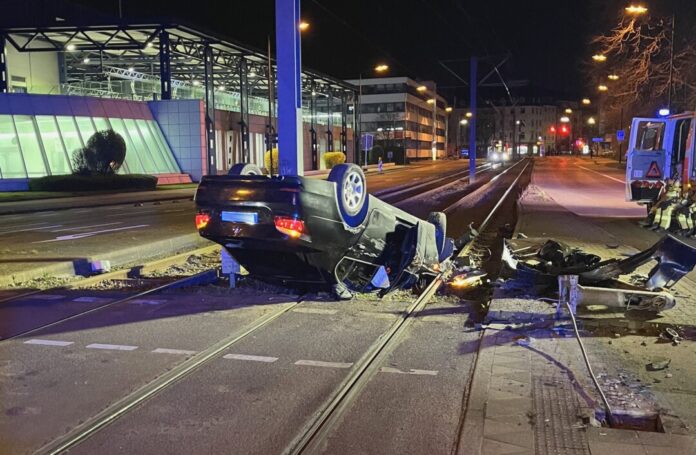 Der Wagen überschlug sich und blieb auf dem Dach liegen. Foto: Polizei