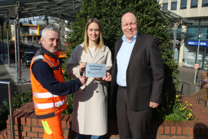 Ein Mitarbeiter des städtischen Bauhofes (l.), Citymanagerin Katharina Salzburg (m.) und Wolfgang Cüppers (r.) von der IG Erkrath freuen sich über die neue Blumenpracht in Alt-Erkrath. Die Interessengemeinschaft hatte rund 750 Pflanzen gespendet, um die Innenstadt optisch aufzuwerten. Foto: Stadt Erkrath