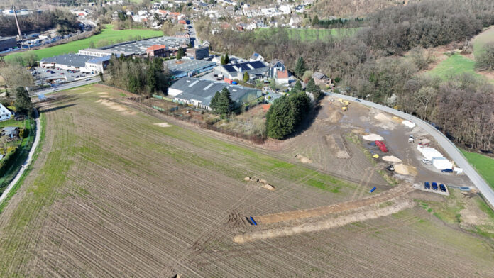 Luftaufnahme von Baustelle und Dorf in Deutschland.