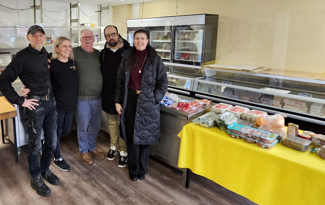 Teamfoto im kleinen Lebensmittelgeschäft.