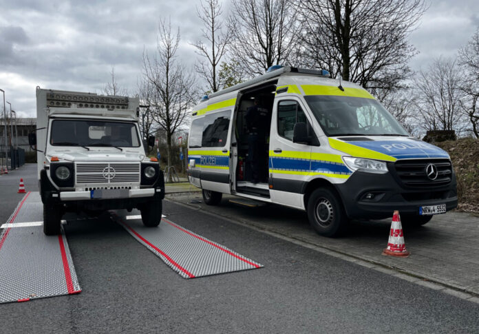 Polizeifahrzeuge bei Verkehrskontrolle in Deutschland.
