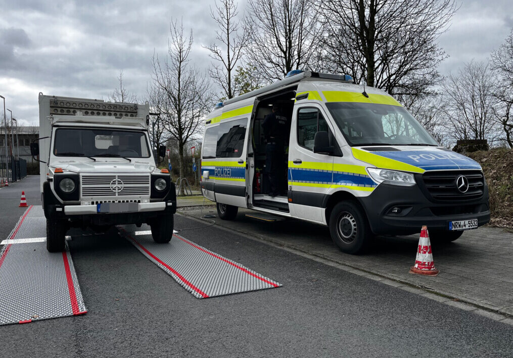 Polizeifahrzeuge bei Verkehrskontrolle in Deutschland.