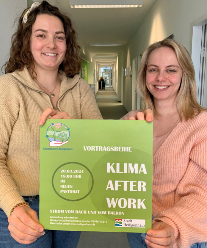 Zwei Personen halten Plakat für Klimaschutzveranstaltung.
