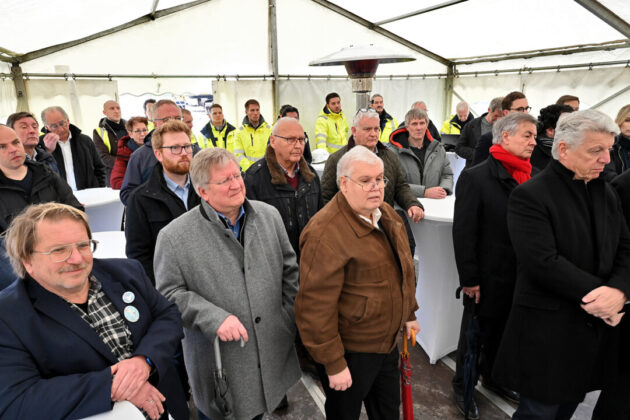 Menschenmenge bei Veranstaltung im Zelt.