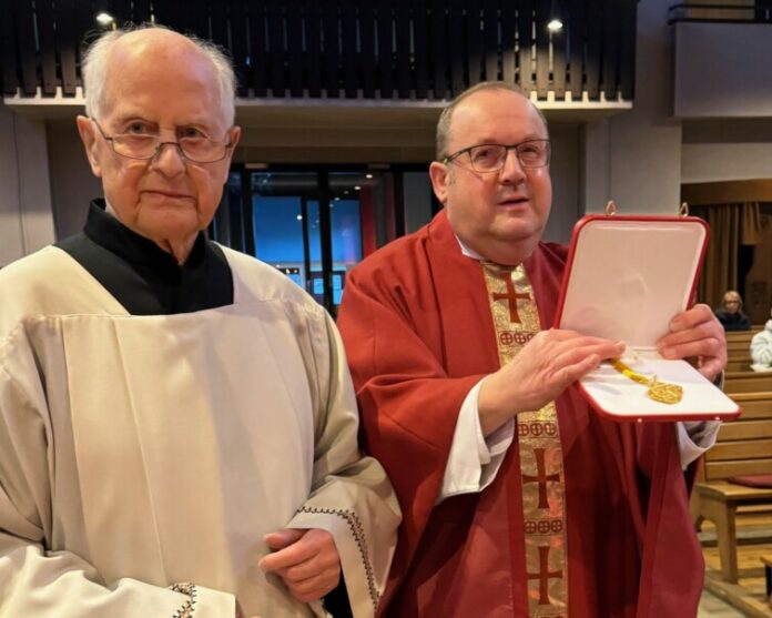 Detlef Jankowski mit dem leitenden Pfarrer Herber Ullmann - die hohe Auszeichnung liegt in einer Schatulle. Foto: privat