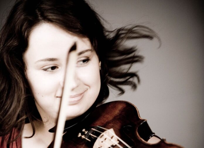 Patricia Kopatchinskaja ist zu Gast mit der Camerata Bern in der Philharmonie Essen Foto: Marco Borggreve