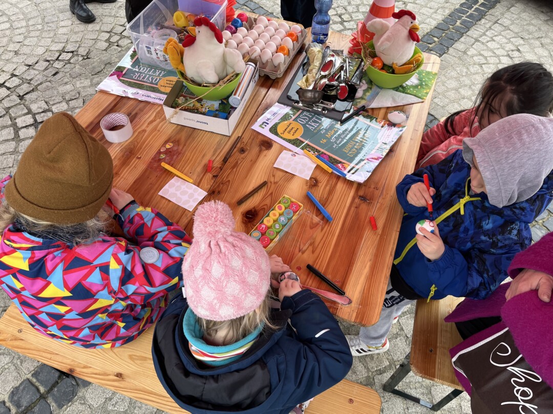 Kinder bei einer Mitmach-Aktion auf dem Markt. Foto: Kreisstadt Mettmann