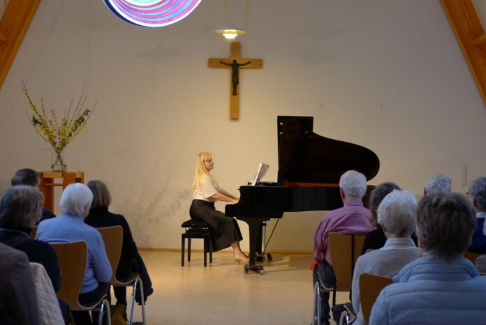 Die Pianistin Nadia Sarycheva spielte in der Dorfkirche. Foto: privat
