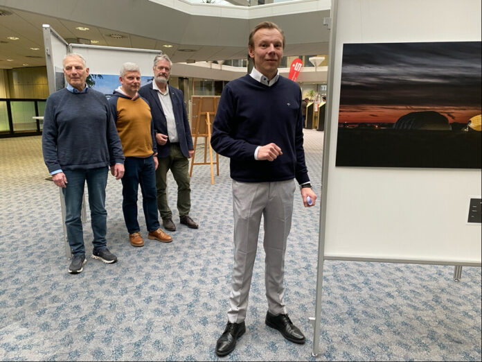 Miroslaw Lubos, Leiter des Wülfrather Beratungs-Centers, mit den Mitgliedern des Fotoclubs Bergisches Land. Foto: Kreissparkasse