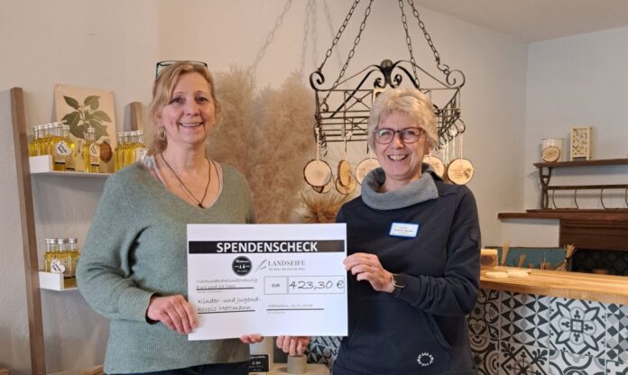Ladeninhaberin Monika Kuth überreicht den Scheck an Kornelia Smailes vom Mettmanner Hospizdienst. Foto: Anke Kaufmann