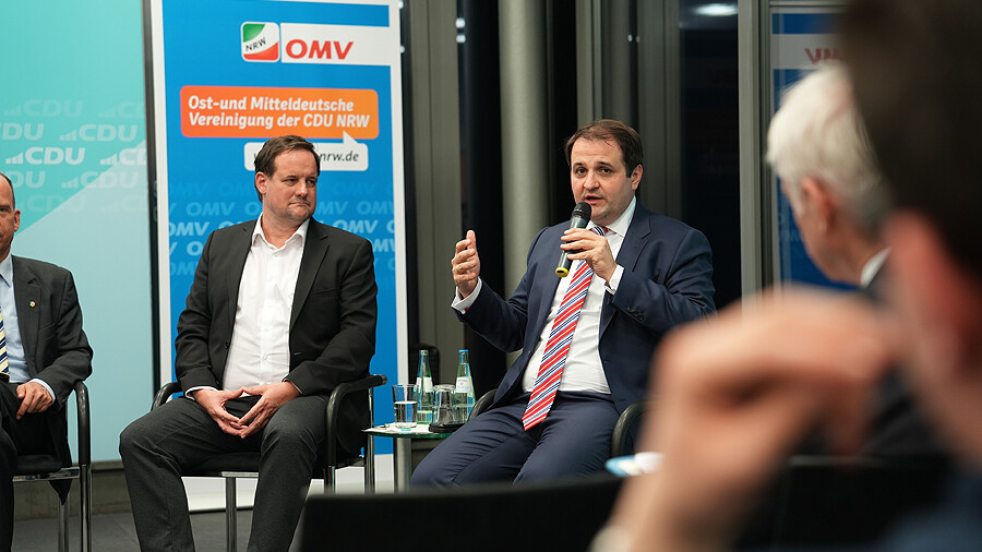 Der Chef der Staatskanzlei des Landes Nordrhein-Westfalen, Nathanael Liminski, nahm an der Diskussion teil. Foto: OMV NRW