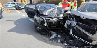 Verkehrsunfall mit zwei beschädigten Autos