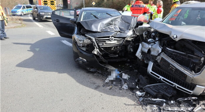 Verkehrsunfall mit zwei beschädigten Autos
