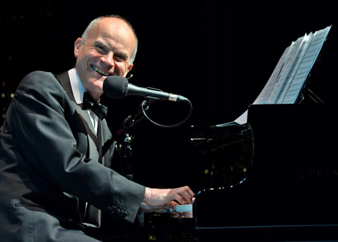 Sehr britisch geht es zu in der Stadthalle. Foto: Volker Beushausen