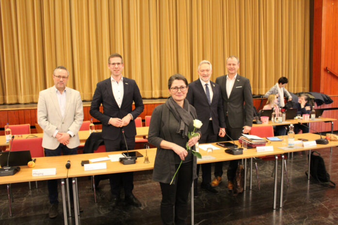 Carola Beck wurde vom Rat der Stadt Erkrath zur neuen Beigeordneten der Verwaltung gewählt - hier auf dem Foto mit Michael Pfleging (1. v. l), Bürgermeister Christoph Schultz (2. v. l), ihrem Vorgänger Fabian Schmidt (2. v. r.) sowie Thorsten Schmitz (1. v. r.). Foto: Stadt Erkrath