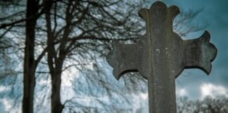 Ein Steinkreuz ist auf einem Friedhof zu sehen. Foto: pixabay
