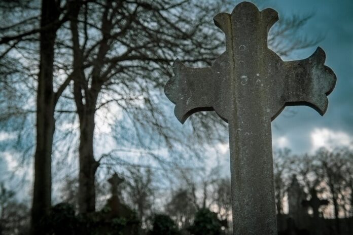 Ein Steinkreuz ist auf einem Friedhof zu sehen. Foto: pixabay