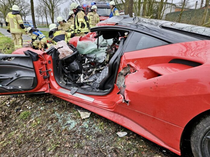 Der bei dem Unfall zerstörte Sportwagen. Foto: Feuerwehr Olfen