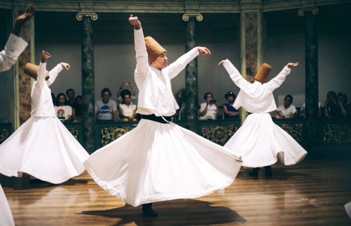 Tanzende Derwische bei einer Sufi-Zeremonie.