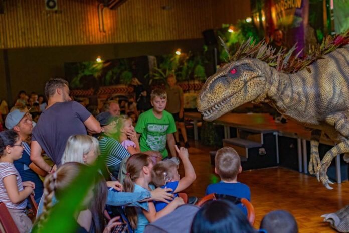 Dinosaurier-Show mit begeistertem Publikum.