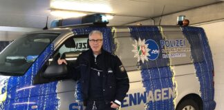 Der Bezirksdienstbeamte Heinz Keller ist am Streifenwagen zu finden. Foto: Polizei