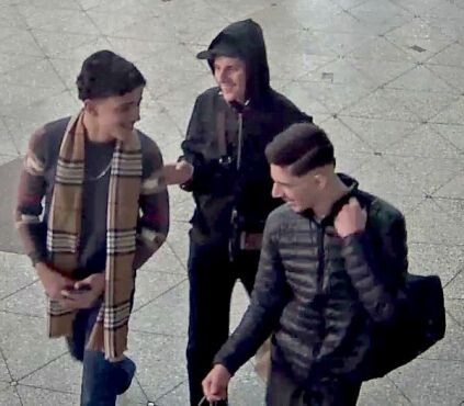 Die Polizei fragt: Wer kennt diese drei jungen Männer? Foto: Polizei