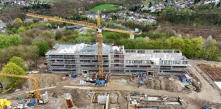 Blick auf die Gesamtschule Neviges im Bau - bereits im April 2024 waren die Arbeiten gut vorangeschritten. Foto: Mathias Kehren/Archiv