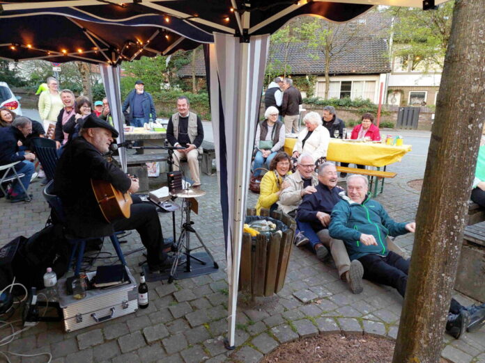 "Dr. Mojo" sorgt beim Maibaumfest für die musikalische Untermalung. Foto: BV Düssel