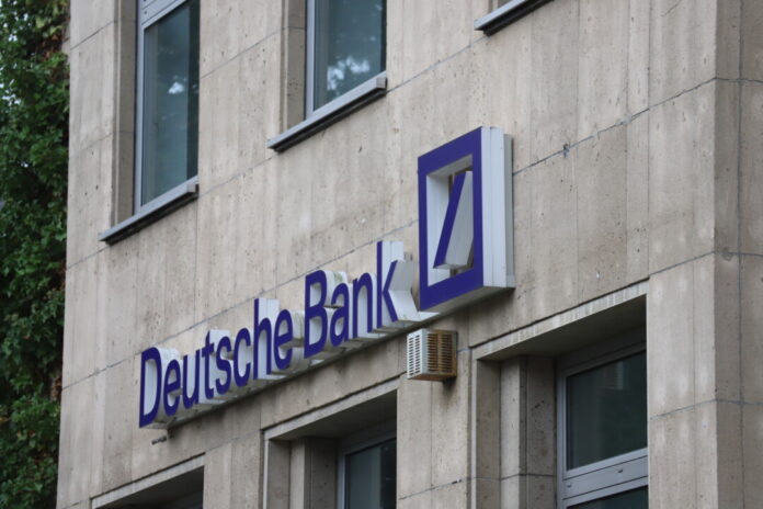 Kundinnen und Kunden der Deutschen Bank sollten derzeit aufmerksam sein beim Öffnen von E-Mails. Foto: Volkmann