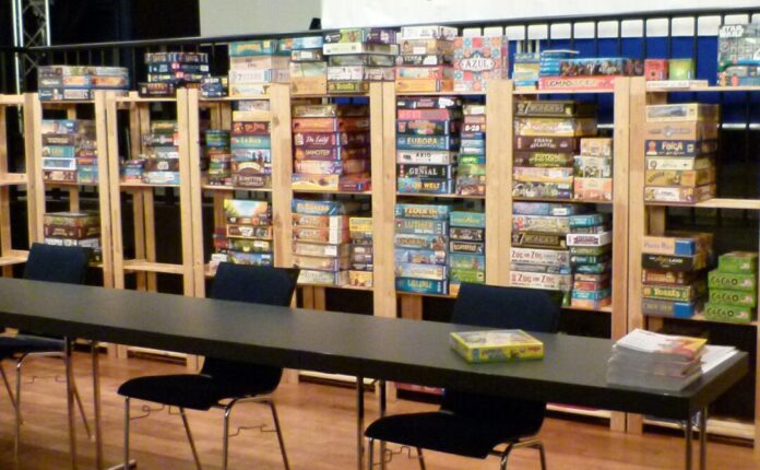 Der VHS-Spieletreff sucht nach neuen Mitspielerinnen und Mitspielern. Foto: Stadt Ratingen