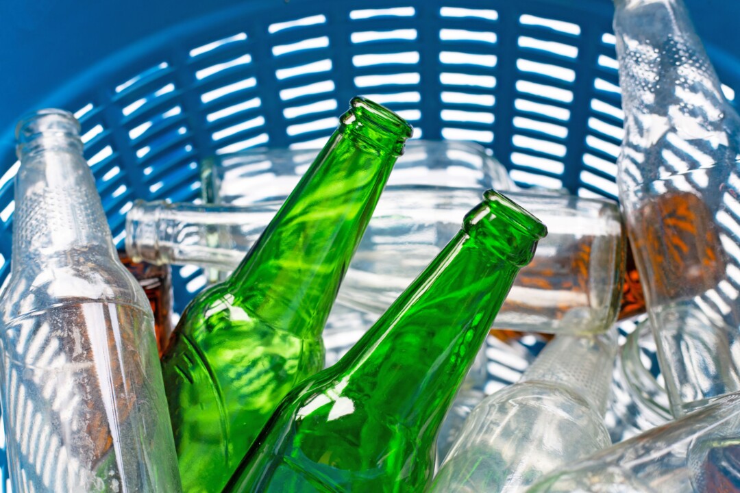 Altglas sollte man möglichst ohne Fremdstoffe in den Container werfen. Foto: VZ NRW/Adpic