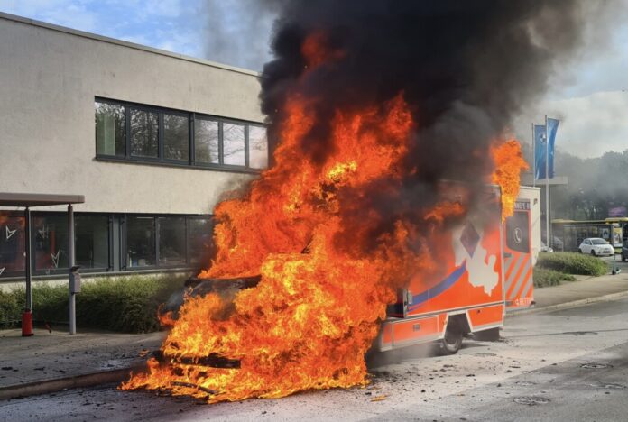 Der brennende Rettungswagen. Foto: Feuerwehr Essen
