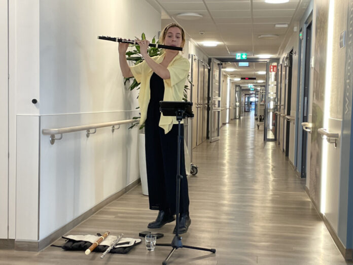 Die Flötistin Sophia Aretz musizierte auf der Palliativstation des Florence-Nightingale-Krankenhauses. Foto: Kaiserswerther Diakonie