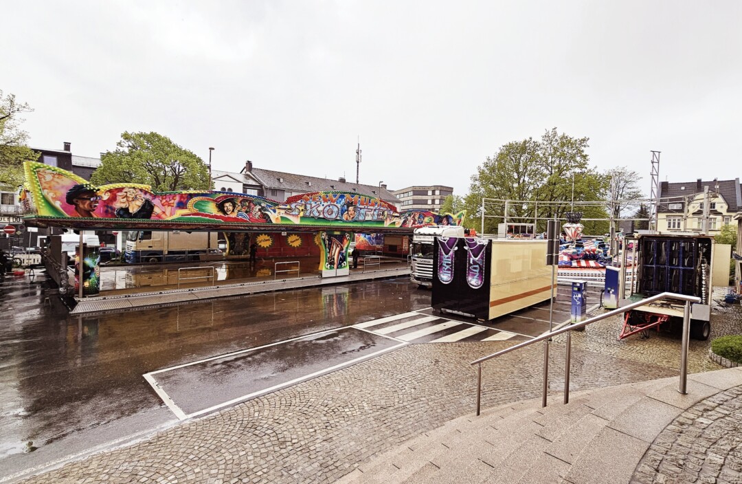 Auf dem Rathausplatz bauen die Schausteller in aller Ruhre ihre Fahrgeschäfte auf - auf dem Platz Am Offers muss das zügig gehen. Foto: Volkmann