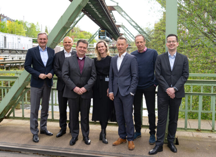 Vertragsunterzeichnung in Wuppertal: Markus Hilkenbach (WSW), Maik Eckelmann (Bayer), Dennis Keienburg (WSW), Sabrina Ritterbach (Bayer), Lars Blietschau (WSW), Bert Lorenz (Bayer) und Jan Philipp Over (WSW). Foto: WSW