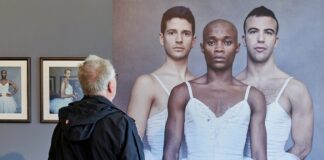 Ausstellungsbesucher vor Michael Dannenmanns Fotografie von Carlos Renedo, Boysie Dikobe und Davide Marongiu - Tänzer des New Yorker „Les Balletts Trockadero de Monte Carlo“. Foto: Peter Siepmann