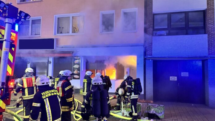 Der Einsatzort in der Innenstadt: Feuer und Rauch sind zu sehen. Foto: FW Mülheim an der Ruhr