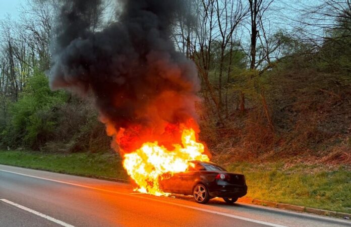 Ein Auto steht in Flammen. Foto: FW Sprockhövel