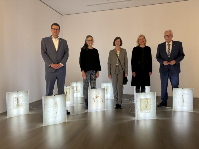 Eröffneten die diesjährige Neanderland Art: Kreisdirektor und Kulturdezernent Philipp Gilbert, Künstlerin Katja Wickert (ihr Werk lieferte das Titelbild für den Ausstellungskatalog und die Plakate), Kreis-Kulturamtsleiterin Barbara Bußkamp, Museumsleiterin Wiebke Siever und Landrat Thomas Hendele. Foto: Kreis ME