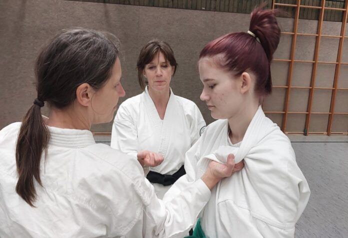 Andrea Landich trägt den schwarzen Gürtel im Jiu Jitsu - hier unterrichtet sie zwei Schülerinnen. Foto: privat