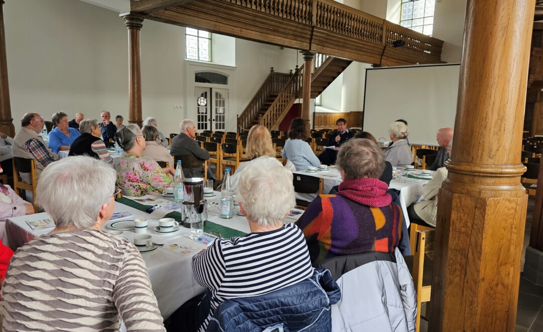 Die Besucherinnen und Besucher hören den Ausführungen von Dr. Harald Brauer zu, Arzt für Neurologie und Psychiatrie in Mettmann. Foto: Kreisstadt Mettmann