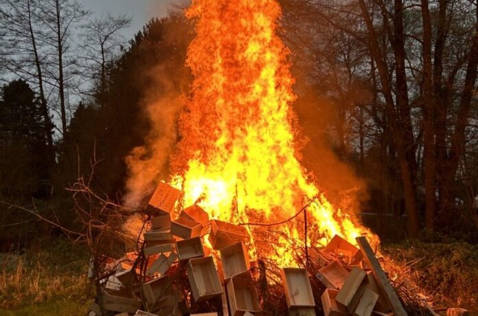 In Flandersbach brannte das Osterfeuer ab etwa 18 Uhr. Foto: BV Flandersbach