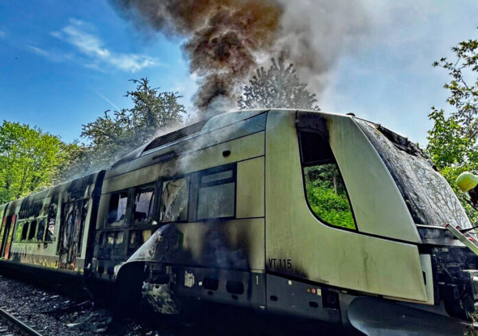 Der Triebwagen der Bahn brannte nahezu vollständig aus. Foto: Polizei