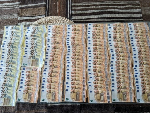Bei den Durchsuchungen gefundene Geldscheine. Foto: Polizei