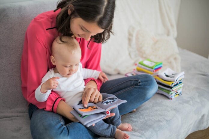 Bei den "Bücherbabys" gibt es Geschichtenstunden für Eltern und Großeltern mit Kindern unter drei Jahren. Foto: pixabay