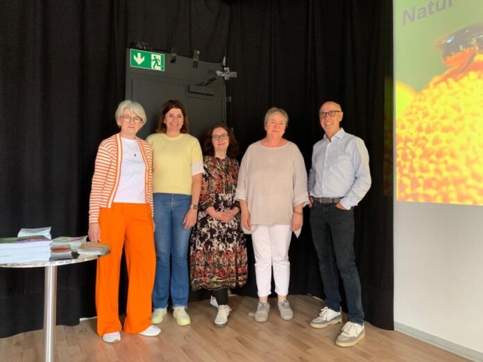 Freuen sich über die positive Resonanz: Gabriele Commandeur, Stefanie Reuter, Sabine Timmermann, Siglinde Ottenjann und Peter Helmert. Foto: Bürgerstiftung